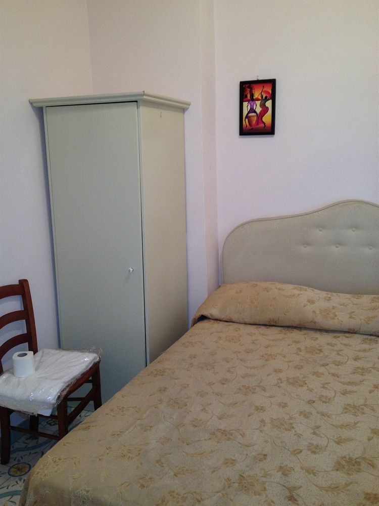 Room Elia Наполи Екстериор снимка