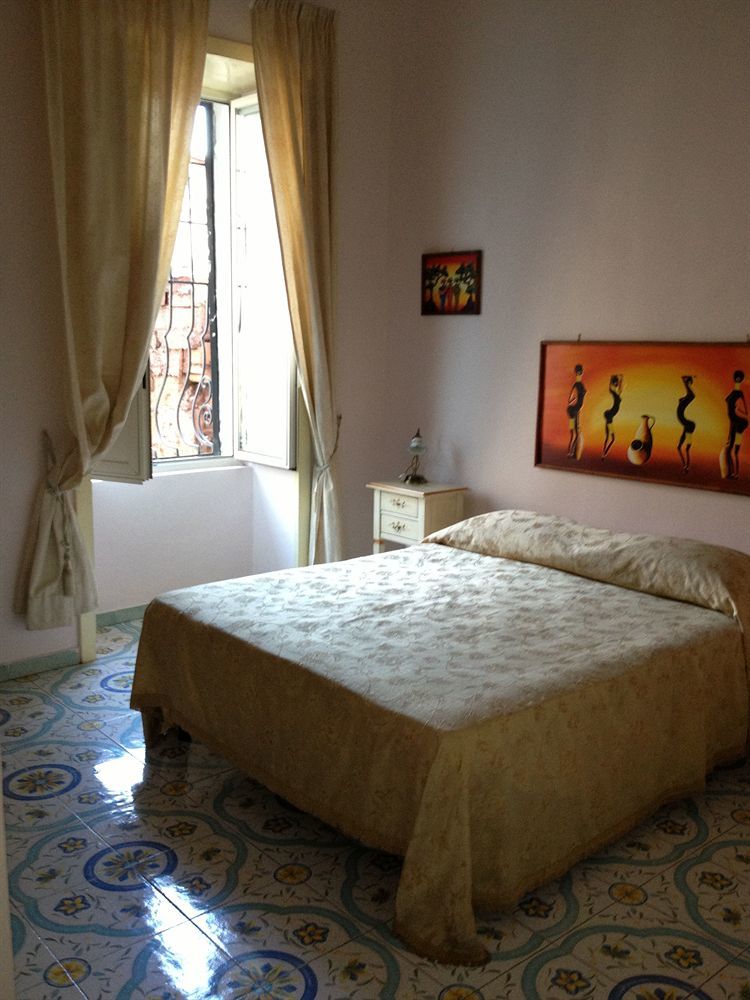 Room Elia Наполи Екстериор снимка
