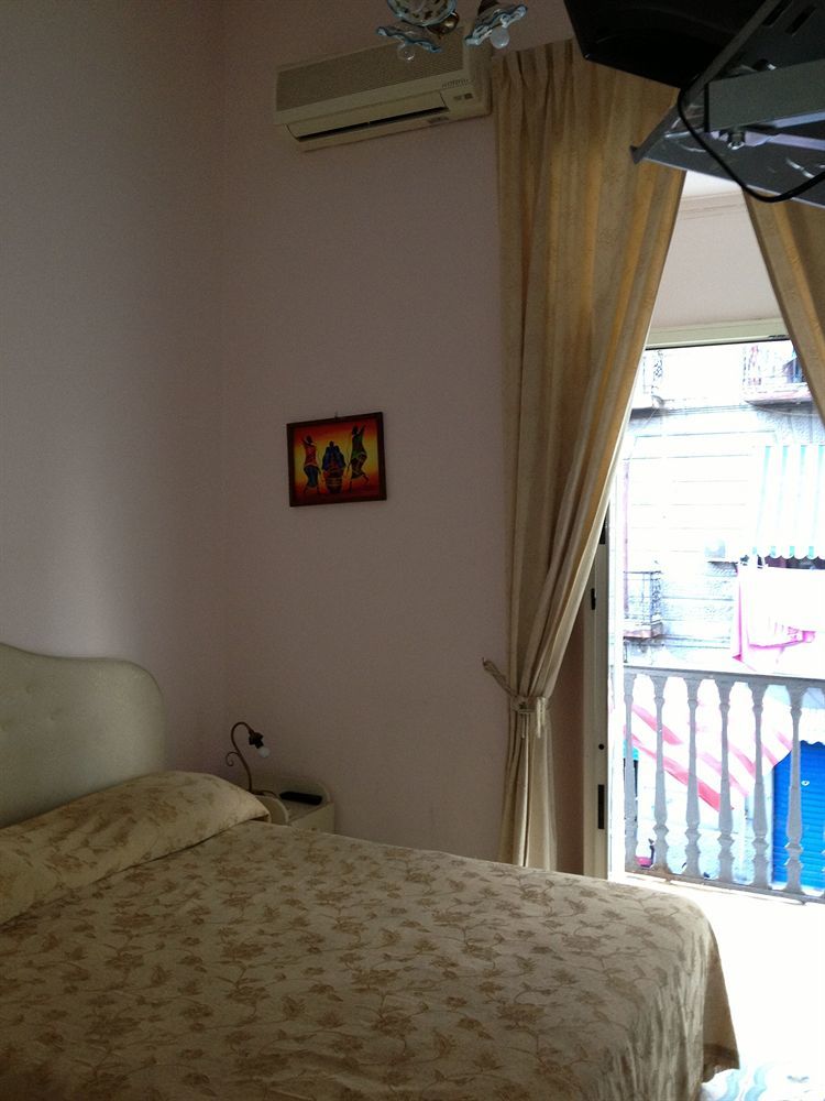 Room Elia Наполи Екстериор снимка